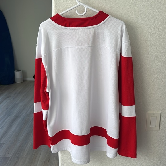 Detroit Red Wings Jersey size Large, lightly used! - Picture 2 of 5